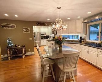 Bearfoot Camp~ Luxurious Home on 5 Private Acres Pet Friendly - Old Forge - Eetruimte