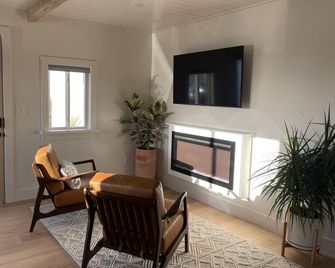 Cayucos Cottage Studio - Peak-A-Boo Ocean Views - Cayucos - Huiskamer