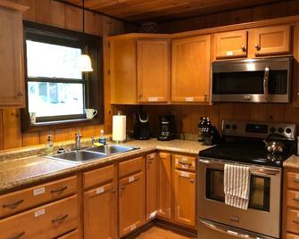 Great multi-generational! Family/Pet-2 Kings,Lg Loft, Pool Tbl/P pong/Air Hockey - Moultonborough - Cocina