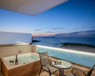 Ebenus Suites By Checkin - Gouves - Balcón
