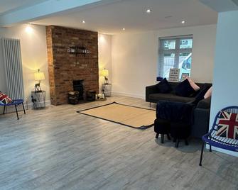 Charming Hampshire House Retreat - Farnborough - Living room