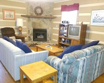 Log Cabin w/ Hot Tub near Casino, Cherokee & Bryson City - Cherokee - Living room