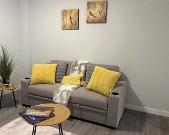 Okotoks Oasis (Brand new Cosy 1 bedroom basement suite) - Okotoks - Wohnzimmer