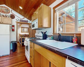 Updated Tahoe Home with Hot Tub On Bus Route to Stateline & Skiing - South Lake Tahoe - Kitchen