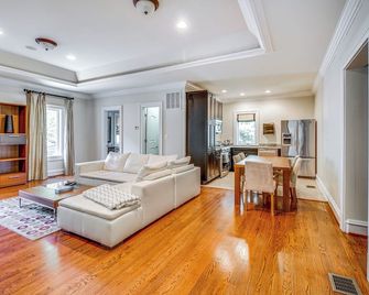 Guest House in Private Villa about 23 Mi to Washington - Great Falls - Living room