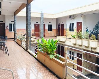 De Zity Syariah Redpartner Near Alun Alun Jember - Jember - Balkon