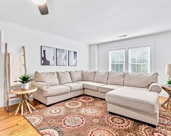 Perfect Albemarle Getaway Steps From Main Street! - Albemarle - Вітальня