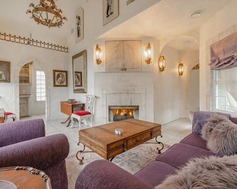 The Cottage and Castle - Chemainus - Wohnzimmer