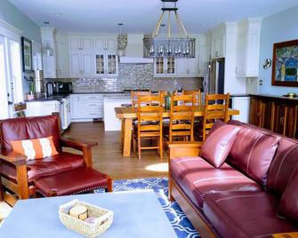 Lakefront Luxury with Cottage Charm - Hammondsport - Living room