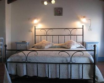 Country Costs Club - Roses Room - Borso del Grappa - Habitación
