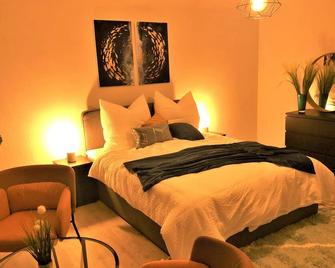 Central-Modern with Balcony near MTU, The Lake by Lakescape FeWos - Friedrichshafen - Bedroom