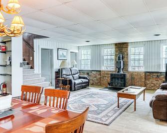 Cozy Home w/ Yard: Steps to Mississippi River - Fulton - Living room