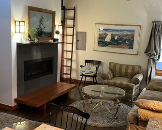 Zen vacation in Historic colonial Marblehead, Walk to beaches. - Marblehead - Living room
