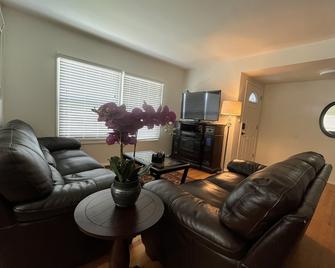 Private cozy beautiful house unit - quick 57 & 210 fwy access, near SG mountain - Glendora - Living room
