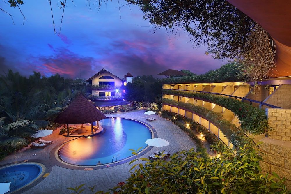 Uday Suites - The Airport Hotel - טריבאנדרום - בריכה