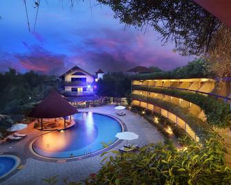 Uday Suites - The Airport Hotel - טריבאנדרום - בריכה