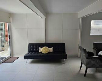 6 Mins to City-Stylish Retreat - Brisbane - Living room