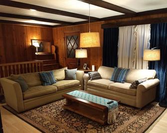 Mid-Century Hansel & Gretel - National Forest Adventure Pass - Twin Peaks - Living room