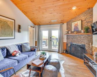 Lakemont Mountain Cabin w/ Game Room & Hot Tub! - Lakemont - Living room