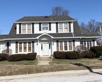 Hot Tub and Private Pool, 7 Bedroom, 4 Bathroom Home. Sleeps 16 comfortably. - Warrenton - Gebäude