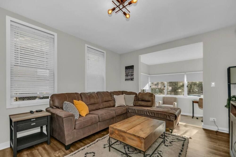 Cozy Train Vibes + Rare Parking x3 - Chicago - Living room
