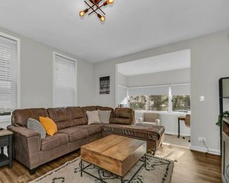 Cozy Train Vibes + Rare Parking x3 - Chicago - Living room