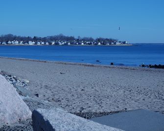 Beach Front Arts & Crafts House With Gorgeous Views Of The Sound - Milford - Beach