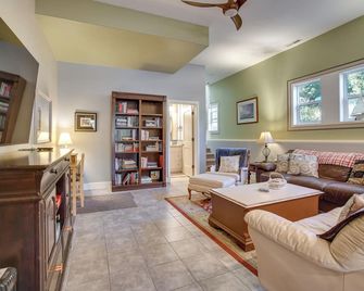 Cascade Cabin Hideaway w/ Views, 1/2 Mi to Lake - Cascade - Sala de estar