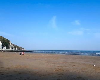 The Holly & Ivy - Bridlington - Playa