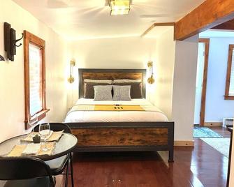 1-bedroom cottage just 6 minutes from Clinton Crossing Premium Outlets - Clinton - Bedroom
