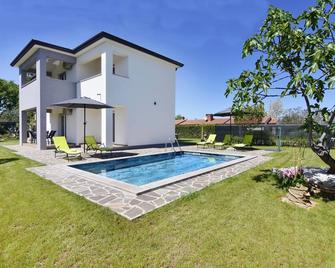 Villa Mares 1 with shared pool in a quiet village near Umag - Čepljani - Pool