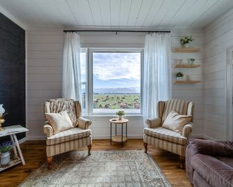 19th-century homestead on an organic dairy farm with gorgeous gardens & views - Ferndale - Wohnzimmer