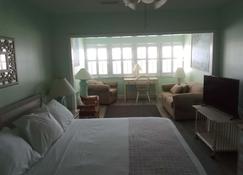Seawatch Inn at the Landing - Murrells Inlet - Bedroom