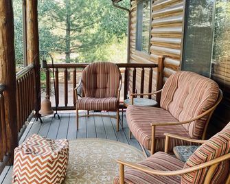 Beautiful Bear Pond Cabin WiFi, Dish Satellite, horseback riding - Heber-Overgaard - Patio