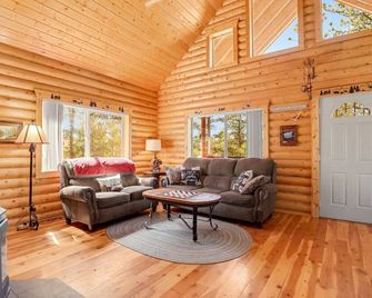 Cozy Wooded Log Cabin | Hot Tub | Wood Stove | Games - Florissant - Living room