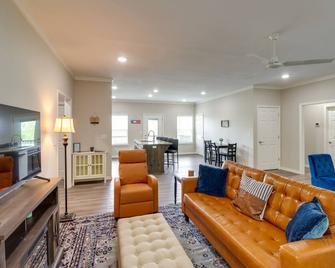 Quaint Harrison Home 2 Mi to Downtown! - Harrison - Living room