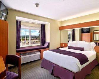 Stay Beyond Inn & Suites - Elma - Bedroom
