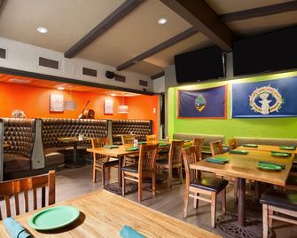 Howard Johnson by Wyndham San Diego Sea World - סן דייגו - מסעדה