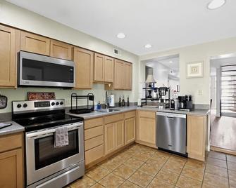 Canton townhome - Baltimore - Kitchen