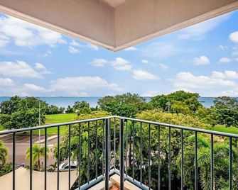 Corner Balcony Suite on the Esplanade with Pool - Darwin - Balcony