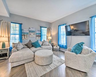 Bright Norfolk Home with Deck Less Than 3 Mi to Town! - Norfolk - Living room