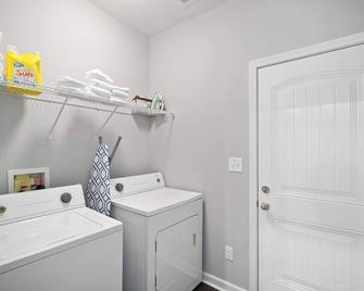 Minutes from Downtown - The Comfy Navy Nestler - Clarksville - Laundry facility