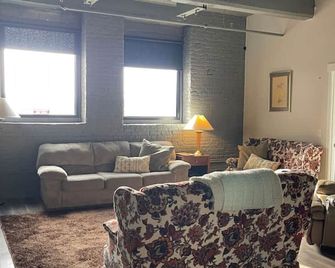 Motor Row Loft in the Heart of Downtown 3bd and 2bth - Davenport - Stue