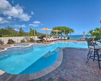 Oceanfront 'majestic Beach House' w/ Gym + Pool! - Rio Bueno - Piscina