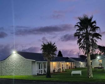 Tranquil Stays, Hidden Away: Serene Garden Studios with Ample Parking for All - Hawera