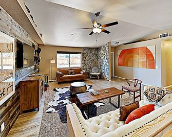 Rawhide Ranch - Walk To Pappy And Harriets With Hot Tub! 3 Bedroom Home by RedAwning - Yucca Valley - Salon