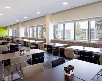 Holiday Inn Express Barcelona - City 22@ By IHG - ברצלונה - מסעדה