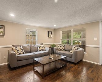 Fun Cozy House By At&tcomfy Bedsawesome Hosts - Arlington - Living room