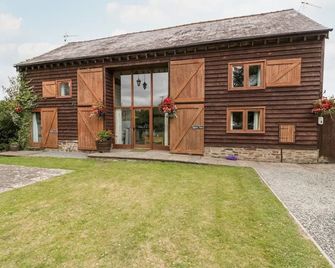 Holly Bush - Leominster - Building