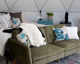 Beautifully Designed Dome with Peaceful Views in Utah - 卡納拉維勒 - 客廳